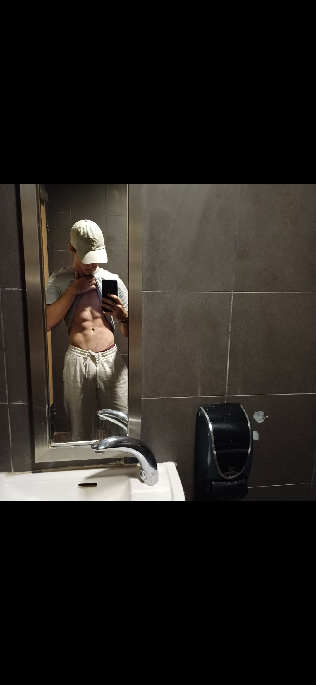 Profil de Nuno, 21 ans, Gay rencontre à Avers