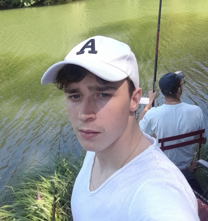 Profil de Zénon, 18 ans, Gay rencontre à Lohn GR