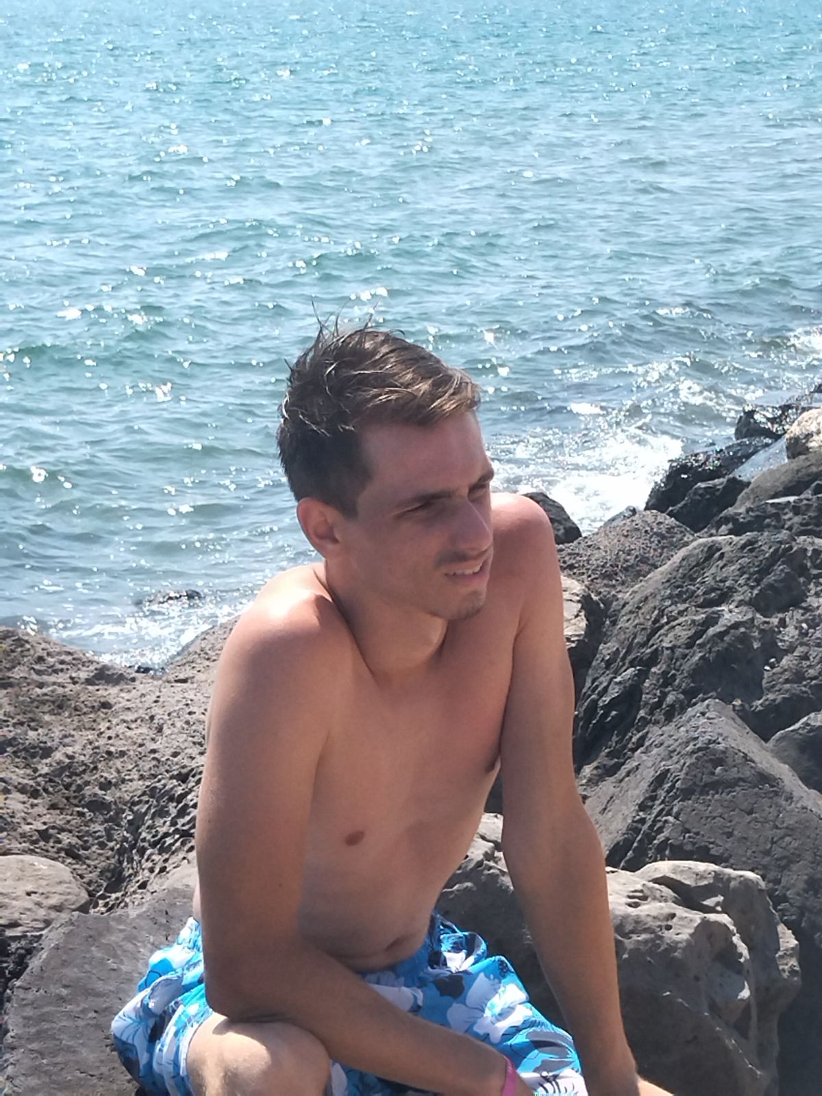 Profil de Hossin, 20 ans, Gay rencontre à Grattavache